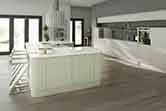 灶台在中岛的纯白色整体厨柜厨房